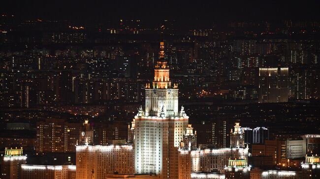 Вид на здание Московского государственного университета имени М. В. Ломоносова (МГУ)