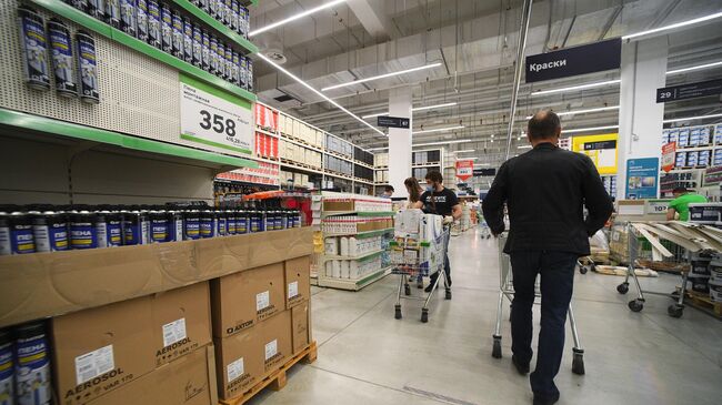Покупатели в магазине товаров для строительства и ремонта в Москве