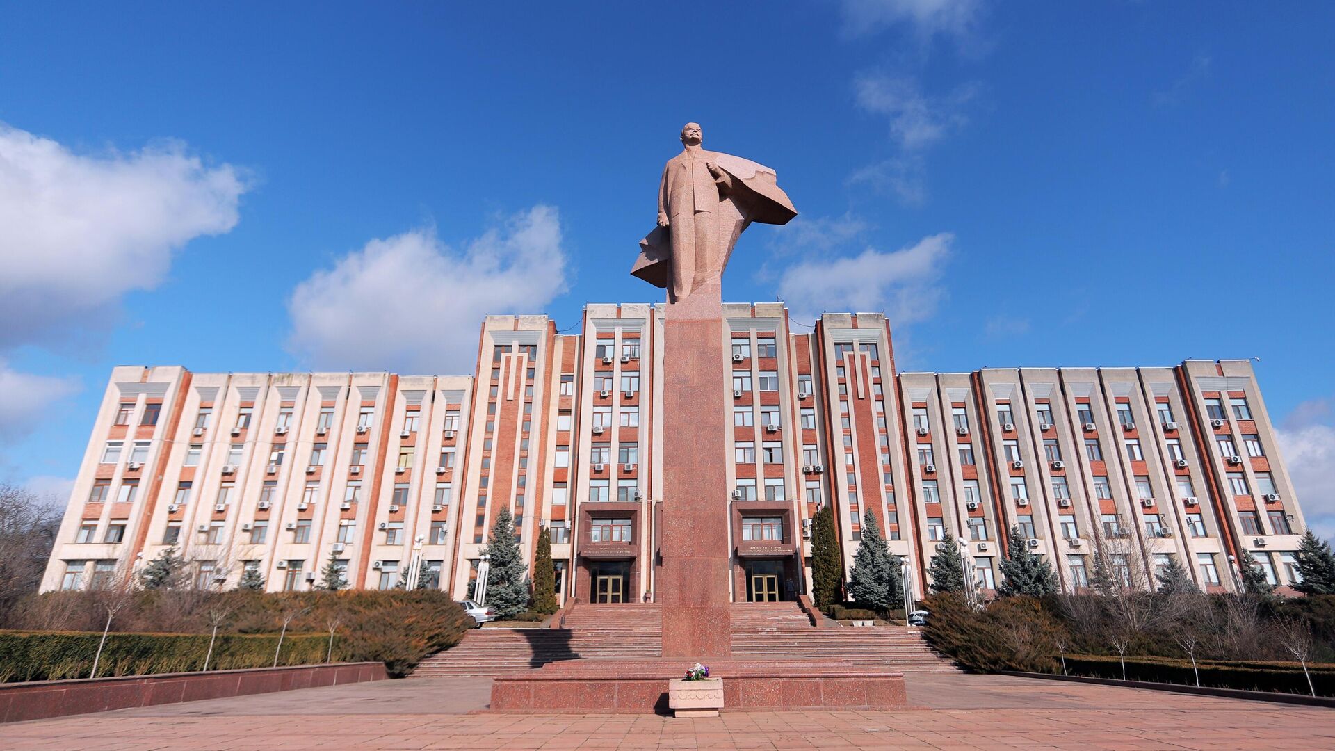 Здание Верховного совета и правительства Приднестровской Молдавской Республики в Тирасполе Здание Верховного совета и правительства Приднестровской Молдавской Республики в Тирасполе - РИА Новости, 1920, 09.06.2025