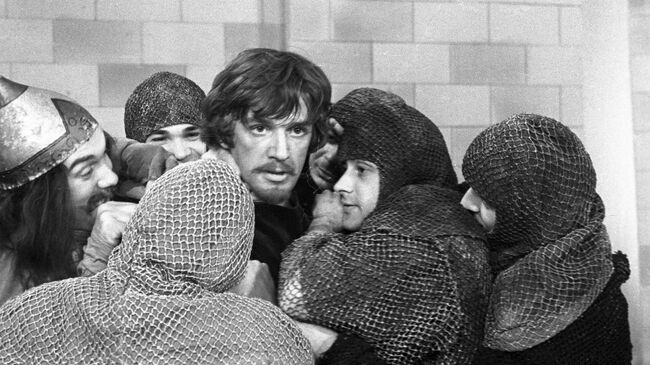 Актер Александр Абдулов в роли Робин Гуда в сцене из телеспектакля Художник из Шервудского леса, режиссер Сергей Евлахишвили