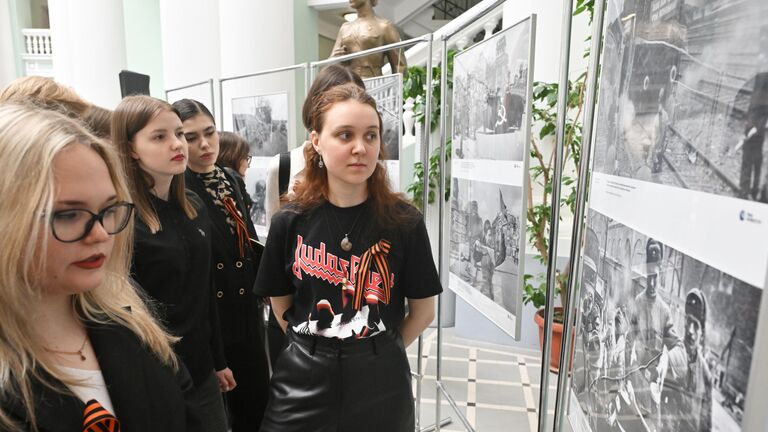 Студенты на открытии фотовыставки Освобождение. Путь к победе в Московском государственном педагогическом институте в Москве