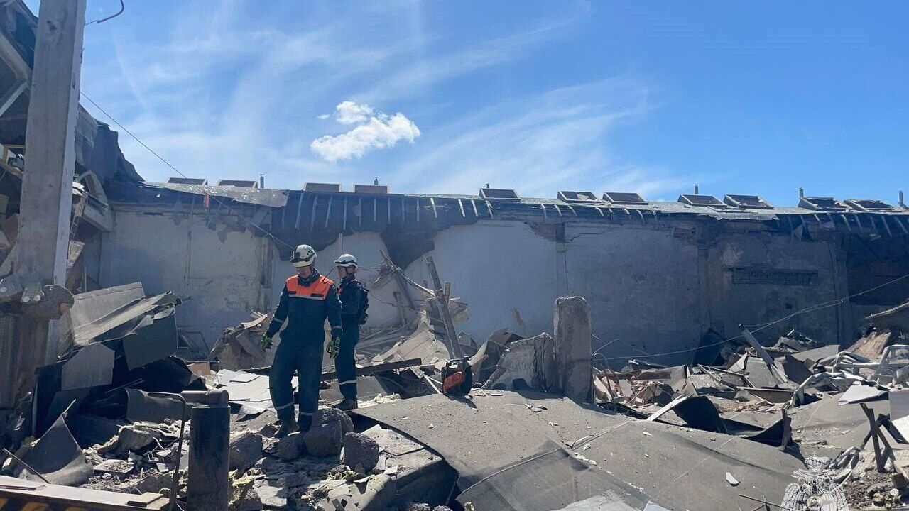 Ликвидация последствий взрыва на территории предприятия Свеча в Салавате. 16 мая 2025 - РИА Новости, 1920, 16.05.2025