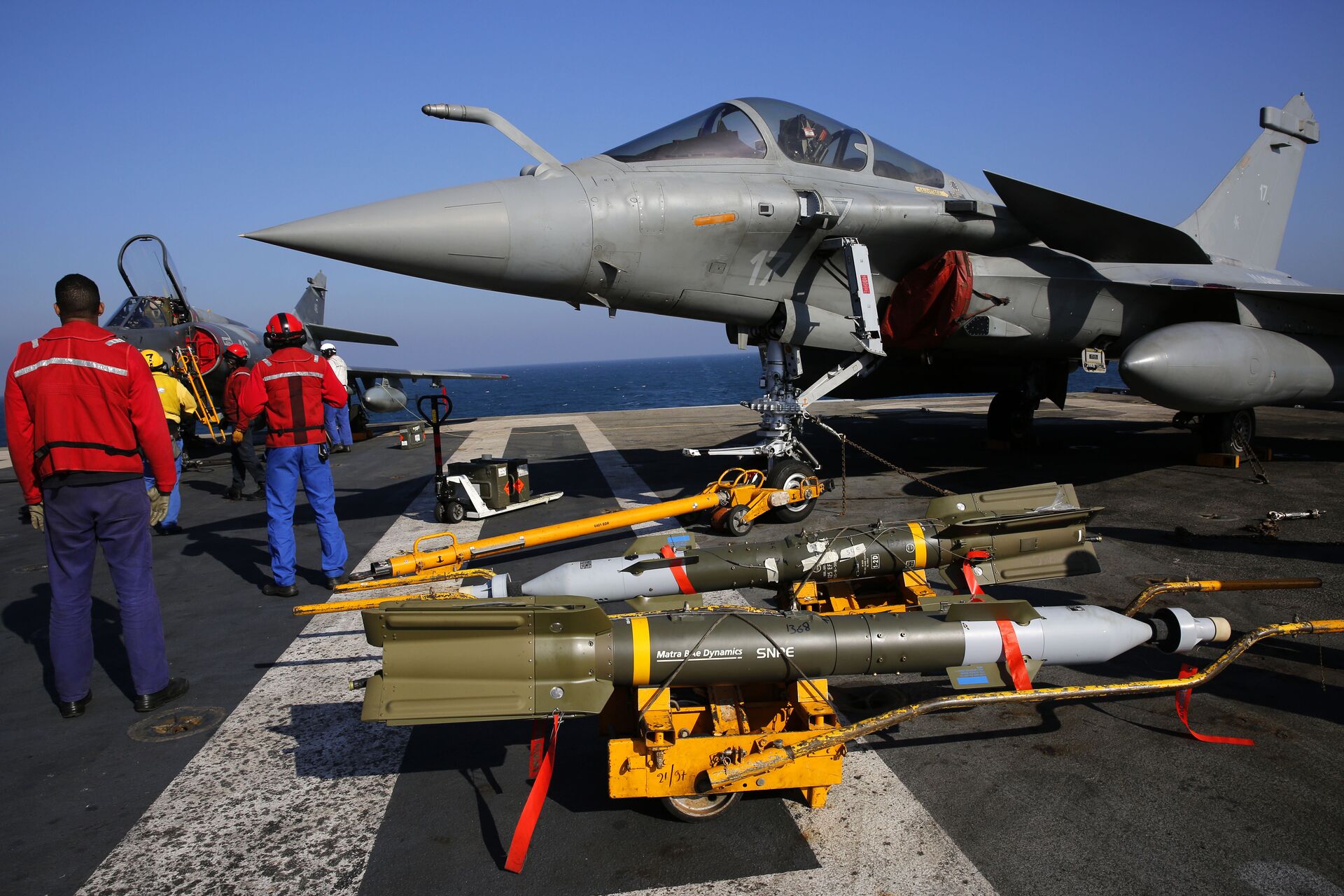Французский истребитель Rafale перед вылетом на авианосце Шарль де Голль в Персидском заливе Французский истребитель Rafale перед вылетом на авианосце Шарль де Голль в Персидском заливе - РИА Новости, 1920, 16.05.2025