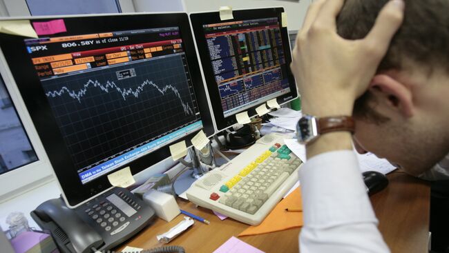 Российский рынок акций начал торги снижением индексов